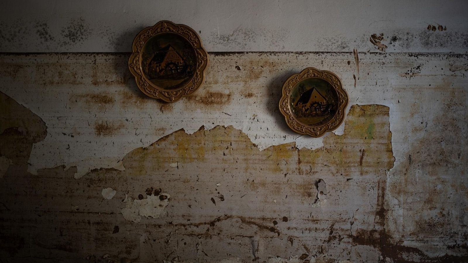 Decoració de la paret d'un habitatge de Massanasa després de la barrancada