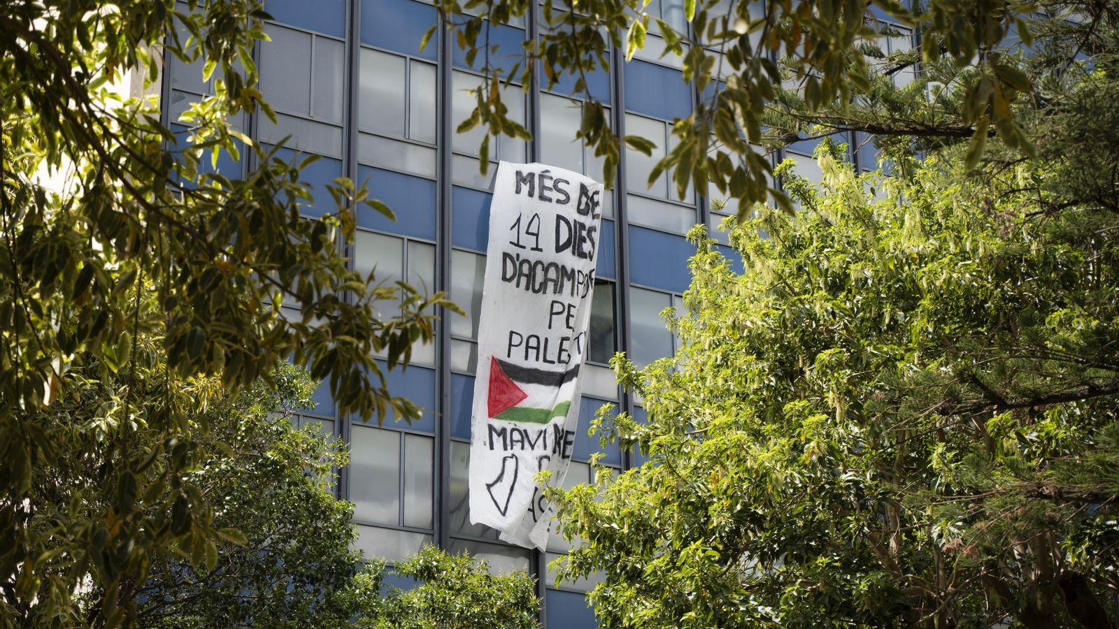 Una pancarta propalestina a la Facultat de Filosofia i Lletres de la UV