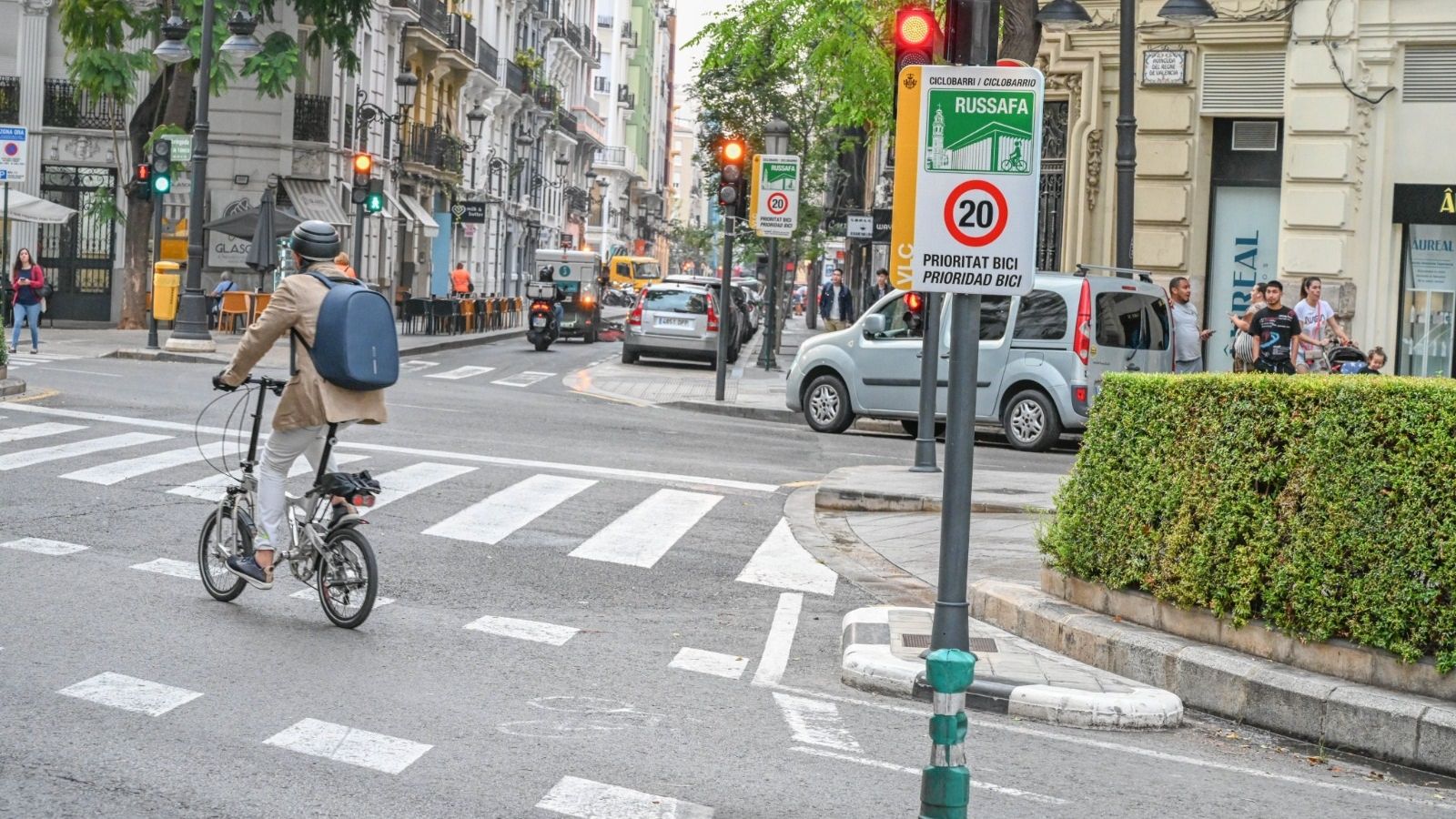 Encreuament entre l'avinguda Regne de València i el carrer Pintor Salvador Abril, amb els nous senyals