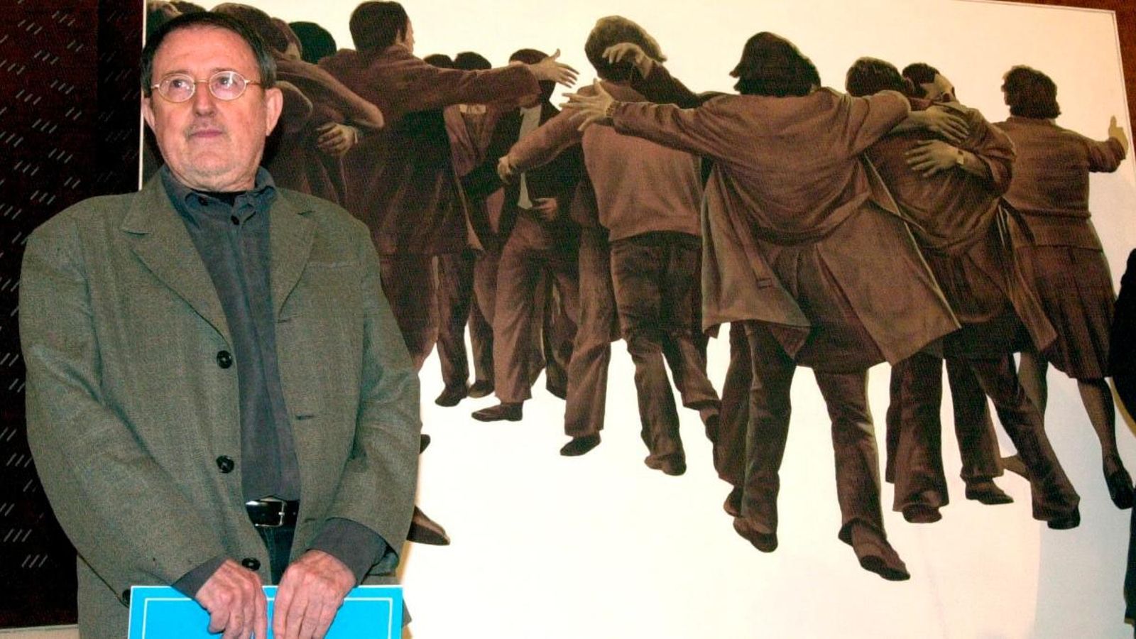 Joan Genovés posant en el Museu Reina Sofia al costat de la seua obra 'L'Abraçada'