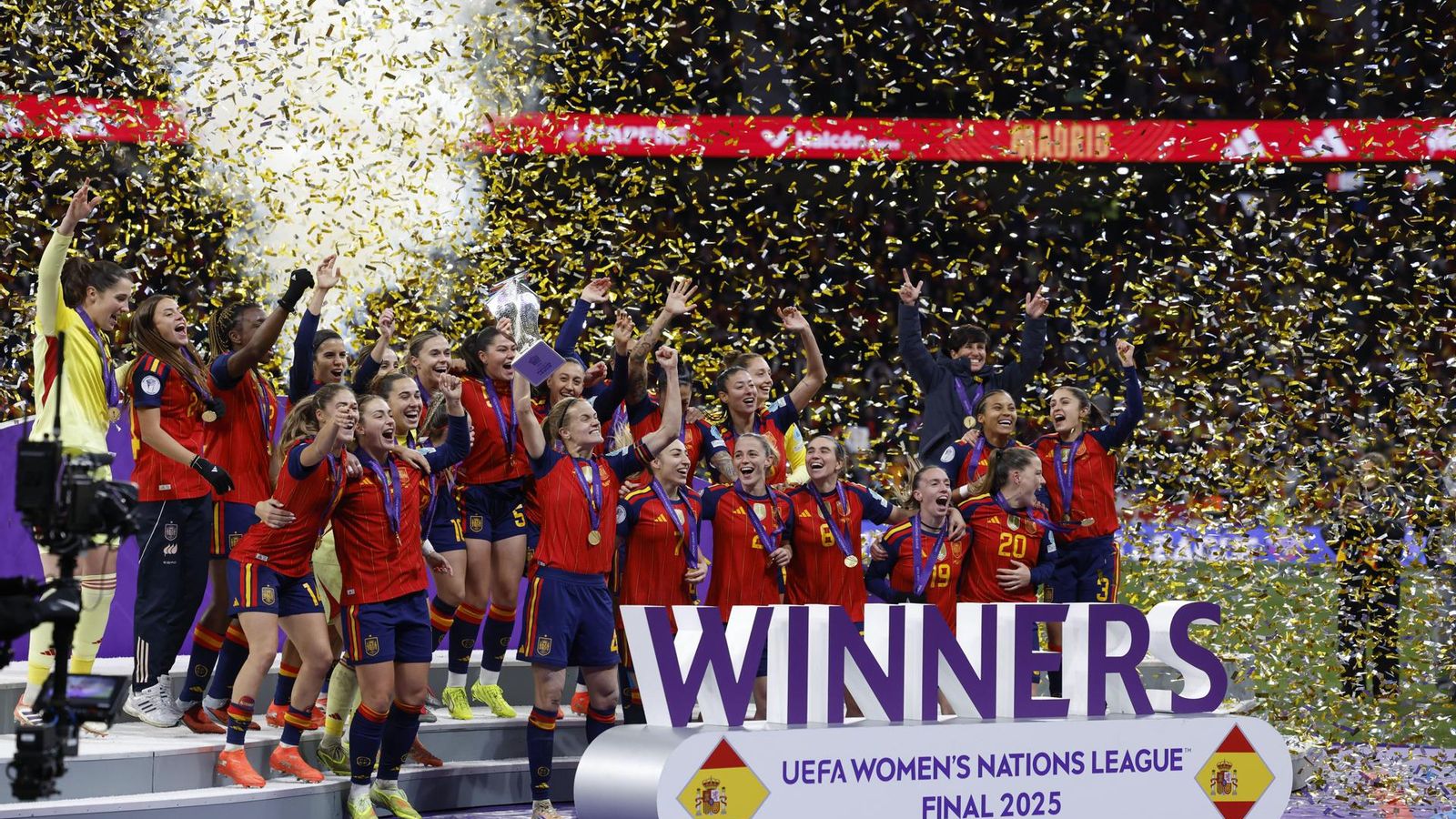 Les jugadores d'Espanya celebren amb el títol de la Lliga de les Nacions