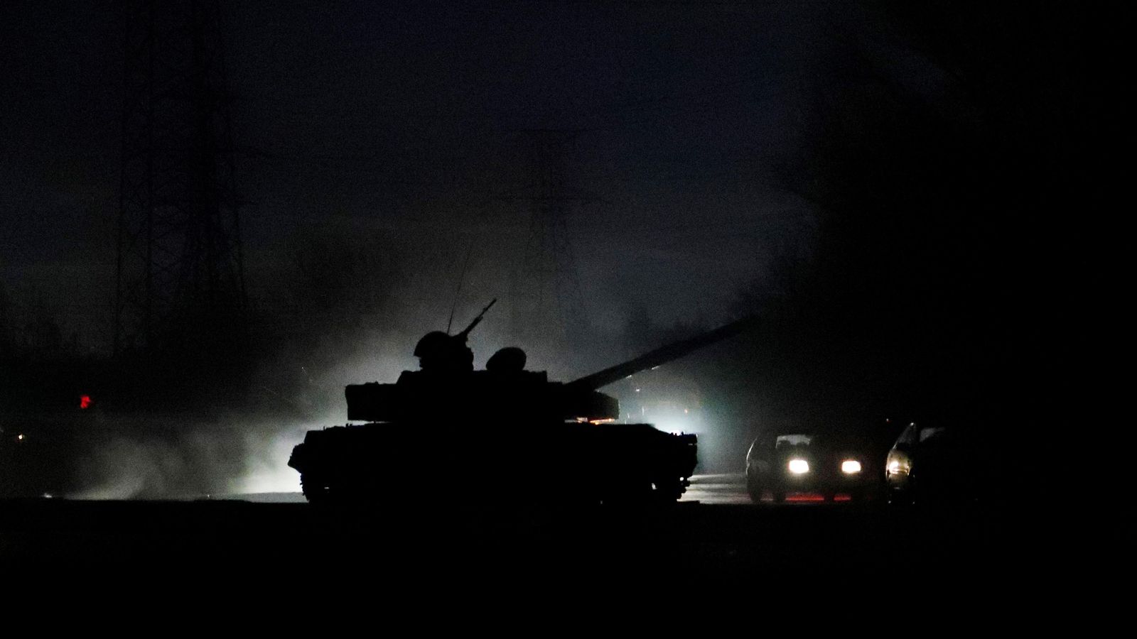 Un tanc rus circula per un carrer a Donetsk, Ucraïna, aquest dilluns