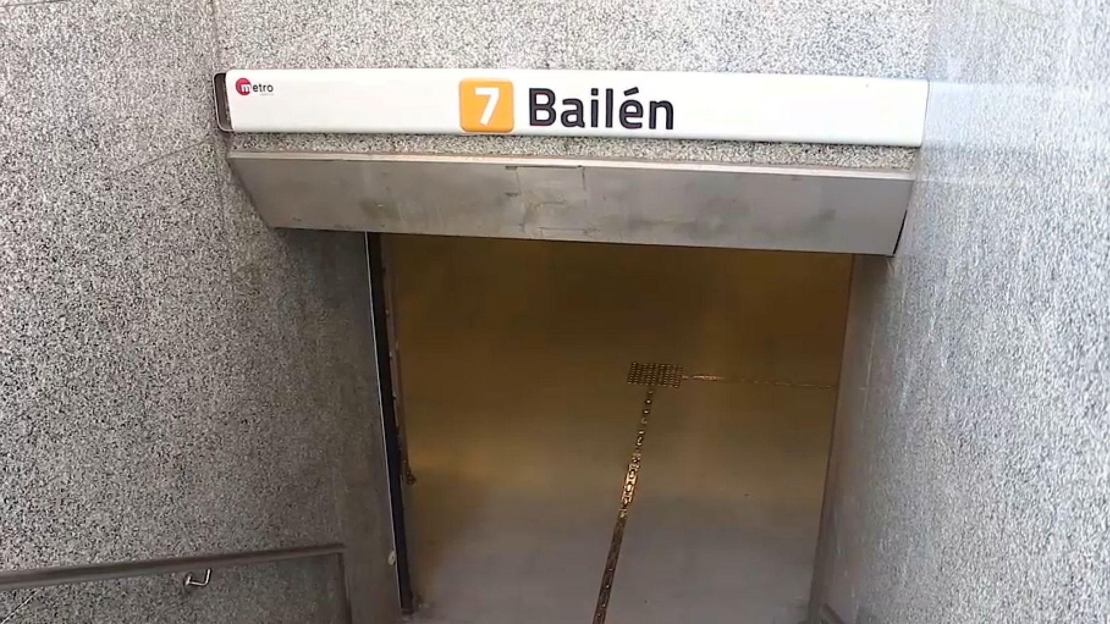Entrada a l'estació de metro de Bailén, al centre de València, on van passar els fets