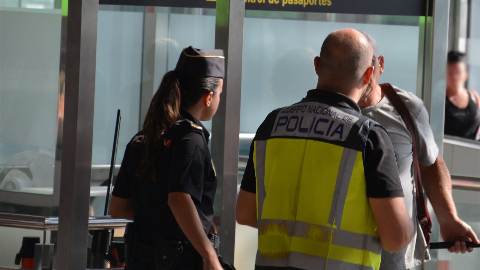 Imatge d'arxiu d'un control policial a l'aeroport de València