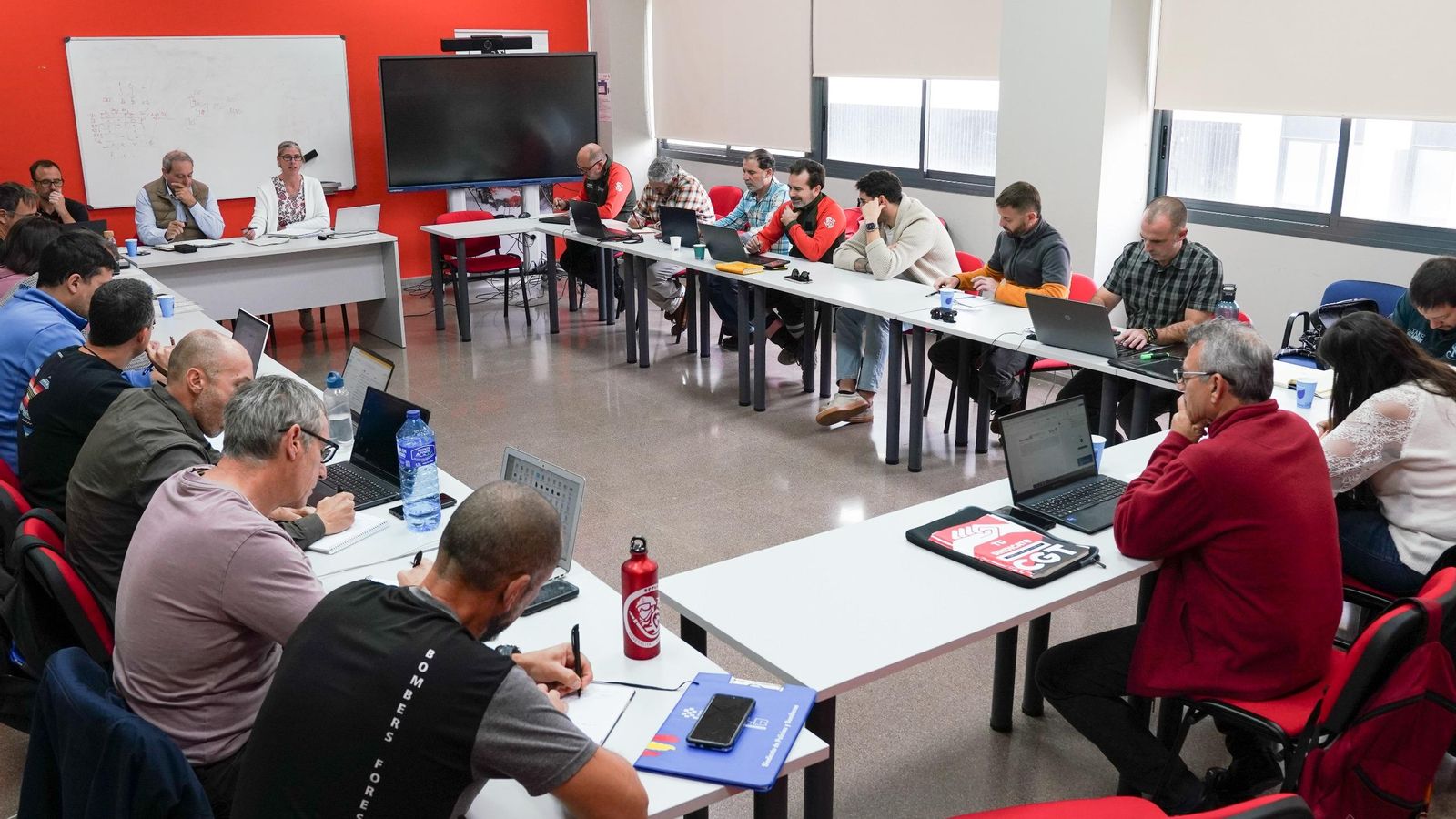 La presidenta de la Societat Valenciana de Gestió Integral dels Serveis d'Emergències, Irene Rodríguez, presenta la proposta de quadrant i vacances per a 2026