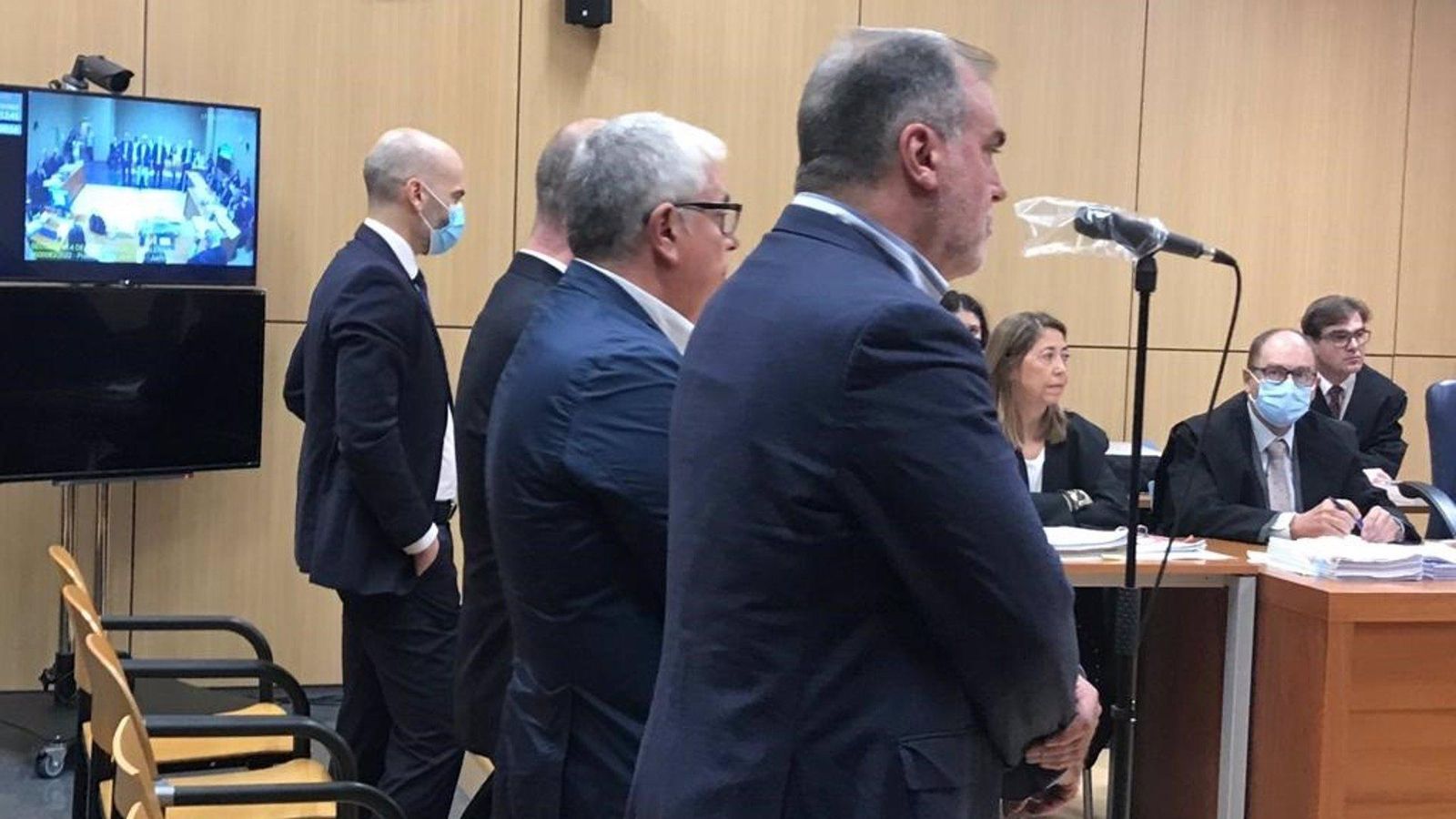L'exalcalde de Montcada Juan José Medina (centre) declara en l'Audiència de València