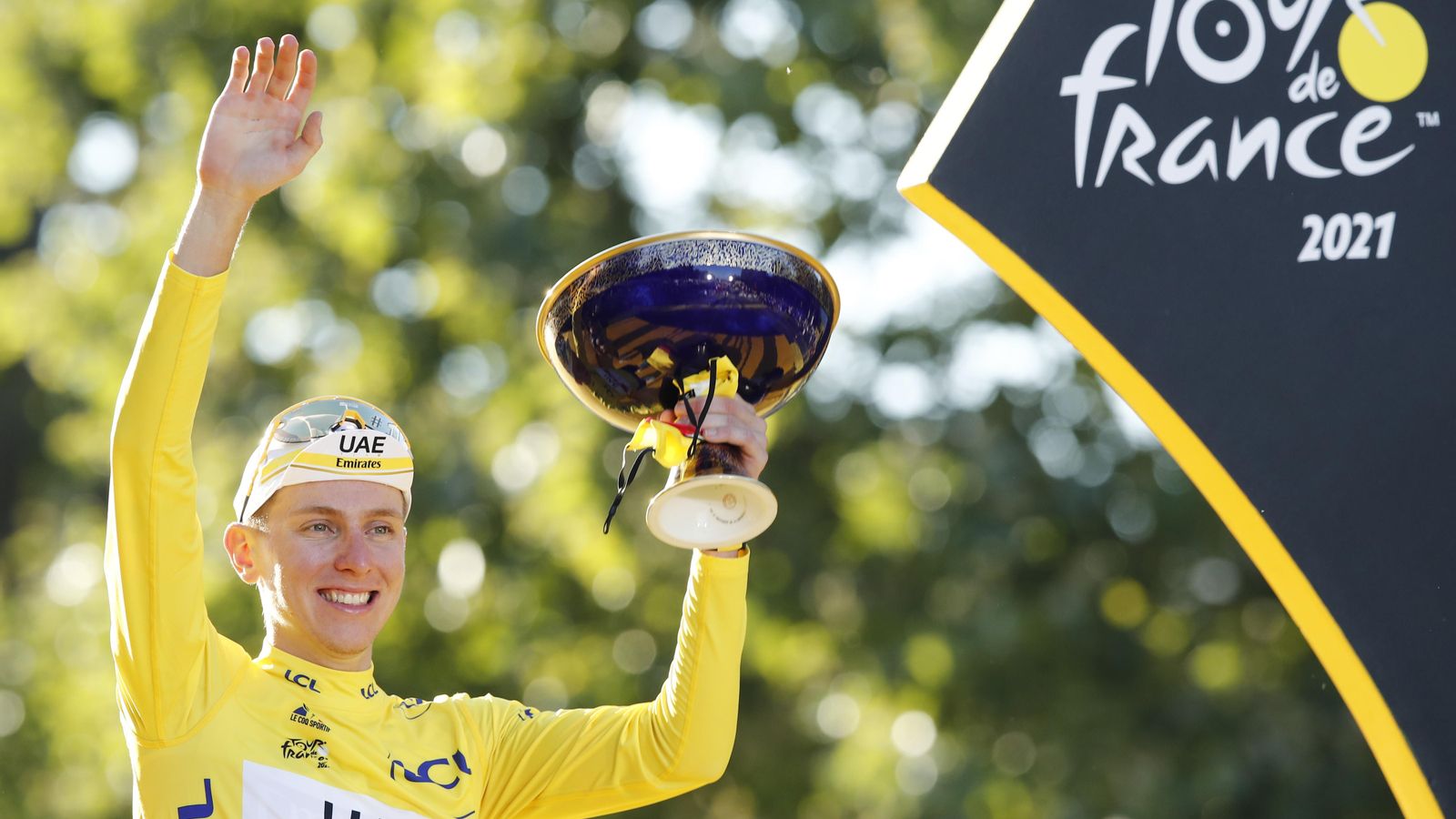 Tadej Pogacar, amb el trofeu de campió