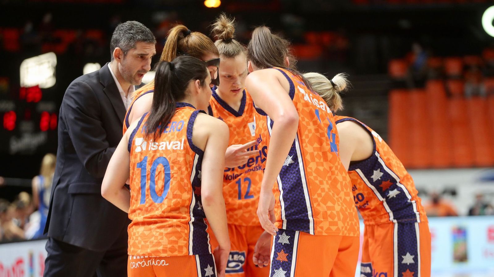 Les jugadores del Valencia Basket abans de començar un partit