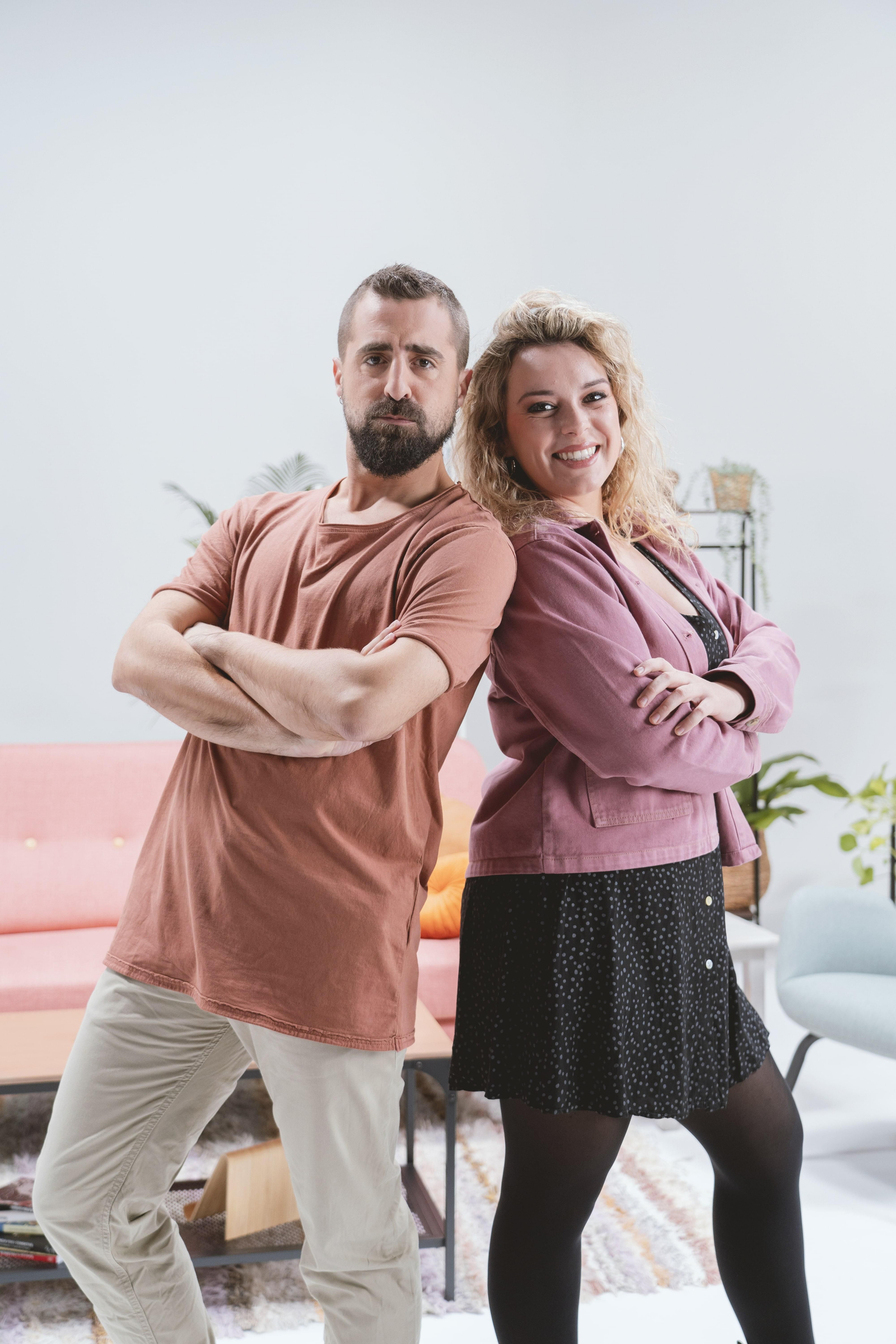 Ame Soler, il·lustradora, i Àrtur Martínez, cantant de La Fúmiga, comencen a viure en un pis compartit