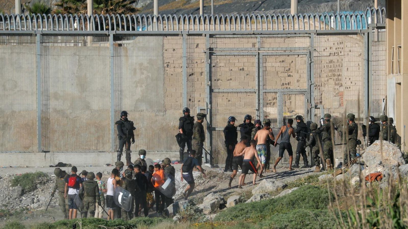 Un grup de ciutadans del Marroc s'aproximen a un punt de pas fronterer del Tarajal, en una imatge d'aquest dimecres de matí