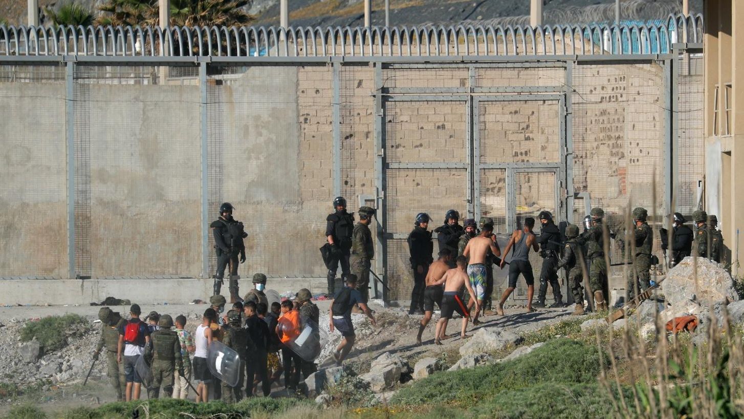 Un grup de ciutadans del Marroc s'aproximen a un punt de pas fronterer del Tarajal, en una imatge d'aquest dimecres de matí