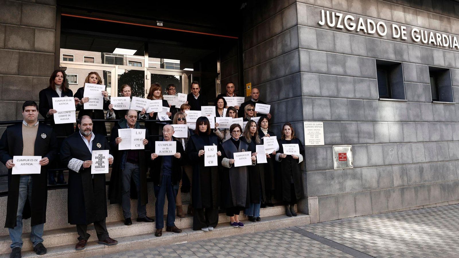 Concentració a les portes de l'Audiència Provincial de Navarra