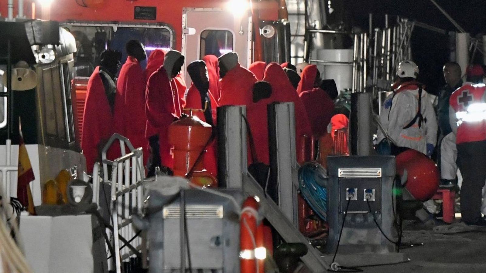 Trasllat de 54 tripulants d'una pastera en el mar d’Alborán el passat 5 de maig