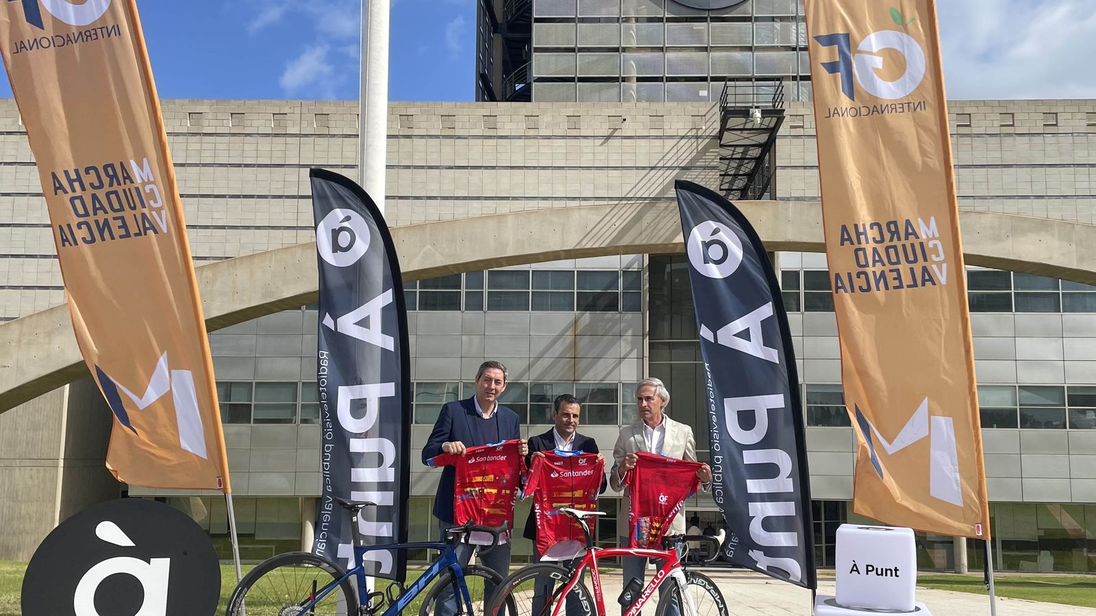 De esquerra a dreta: Ricard Cobo (cap d’esports d’À Punt), Alfred Costa (director general d’À Punt) i Javier Castellar (president de Pòdium) I