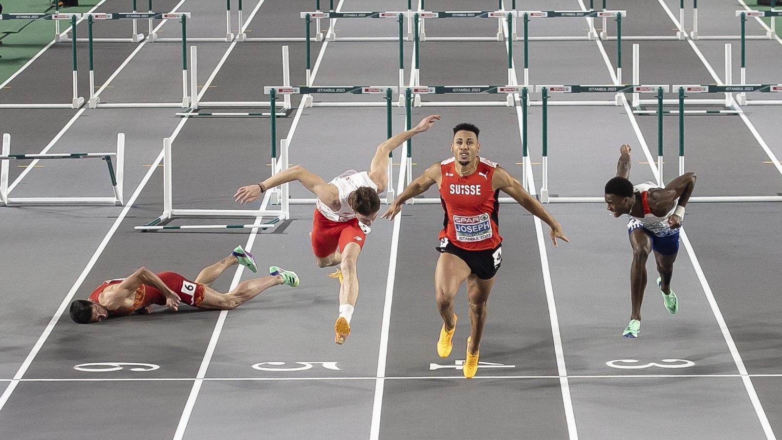 Imatge del moment en què Quique Llopis cau en la final dels 60 metres tanques