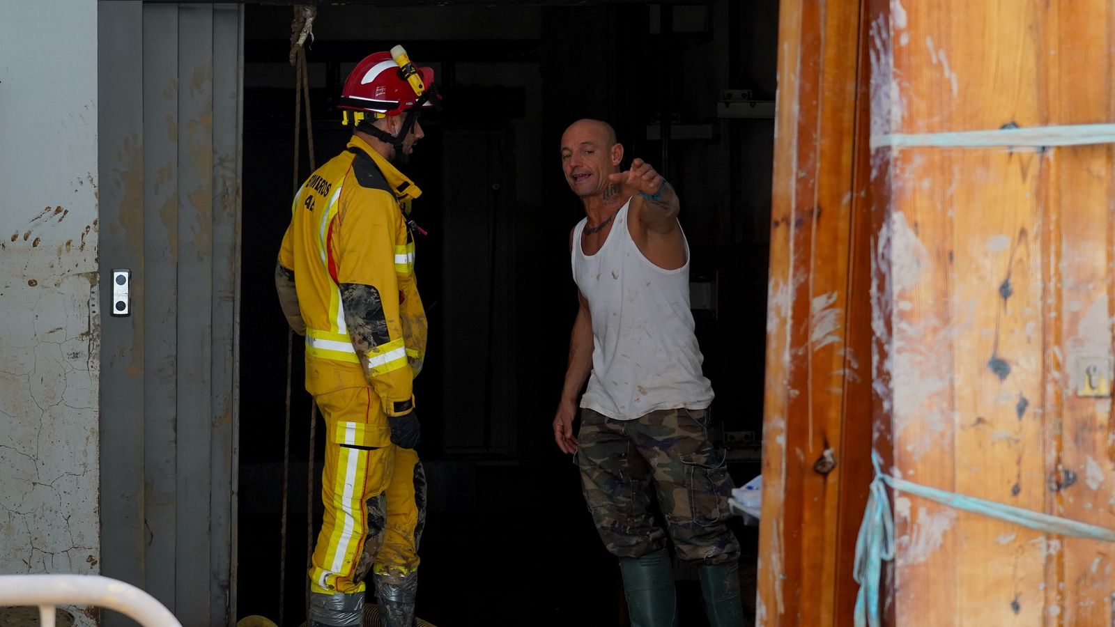 Un bombers atén un veí a Algemesí (Ribera Alta)