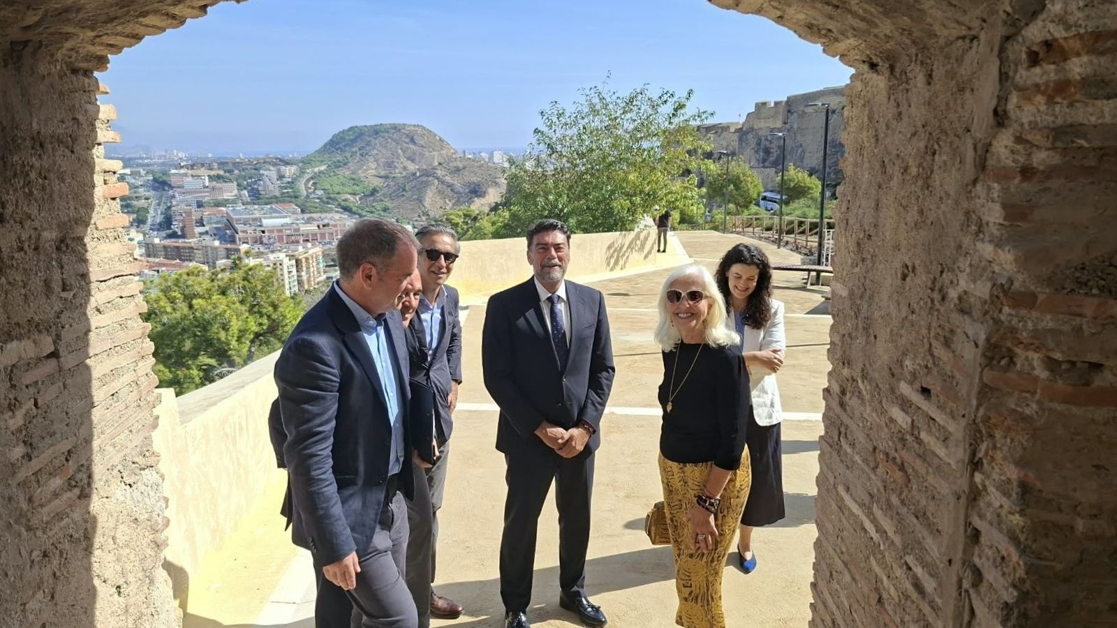 Hortensia Herrero i Luis Barcala, entre altres, este dilluns al Castell de Santa Bárbara