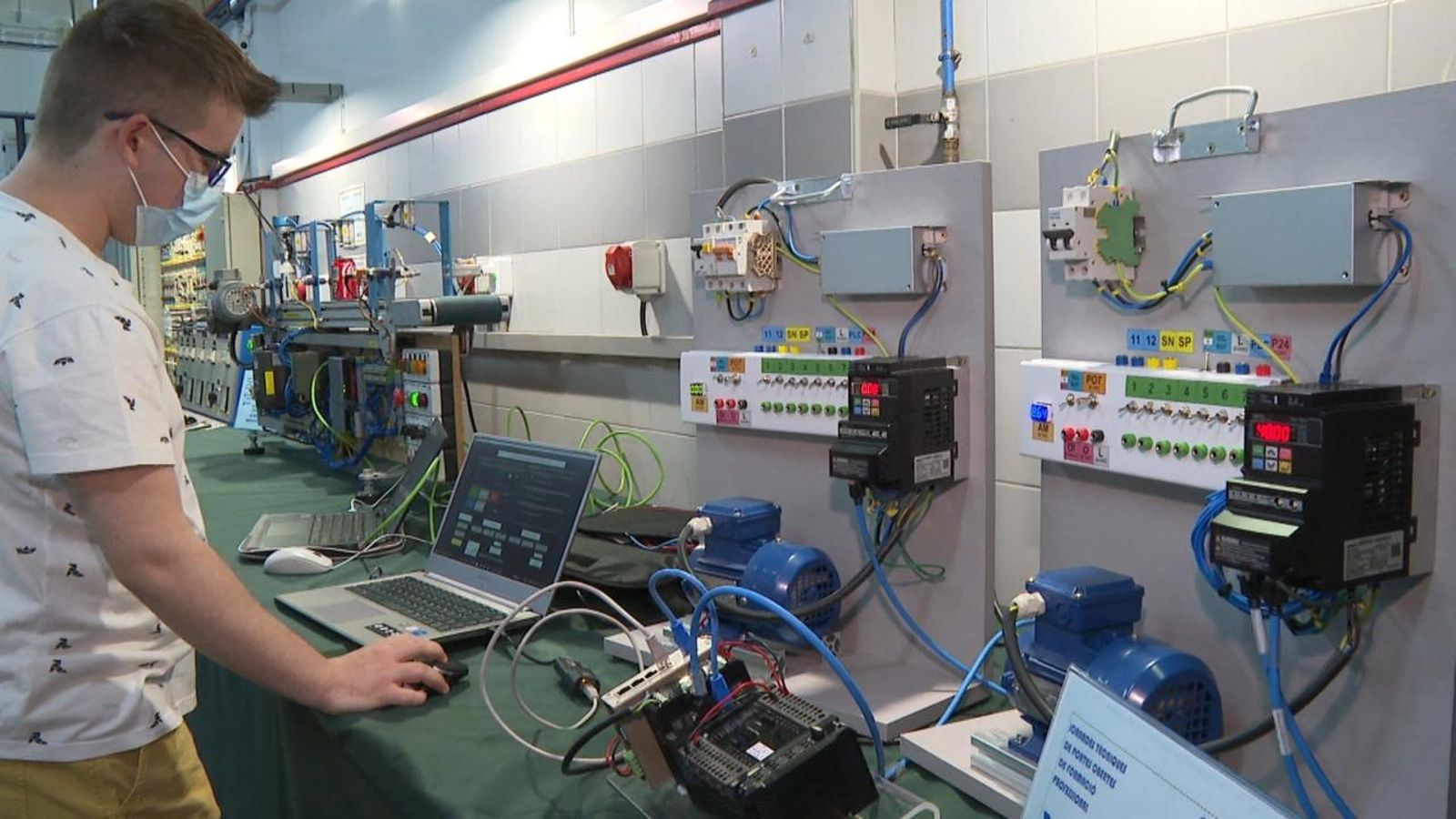 Imatge de portada: un alumne d'un dels cicles d'FP impartits a l'IES Eduardo Merello