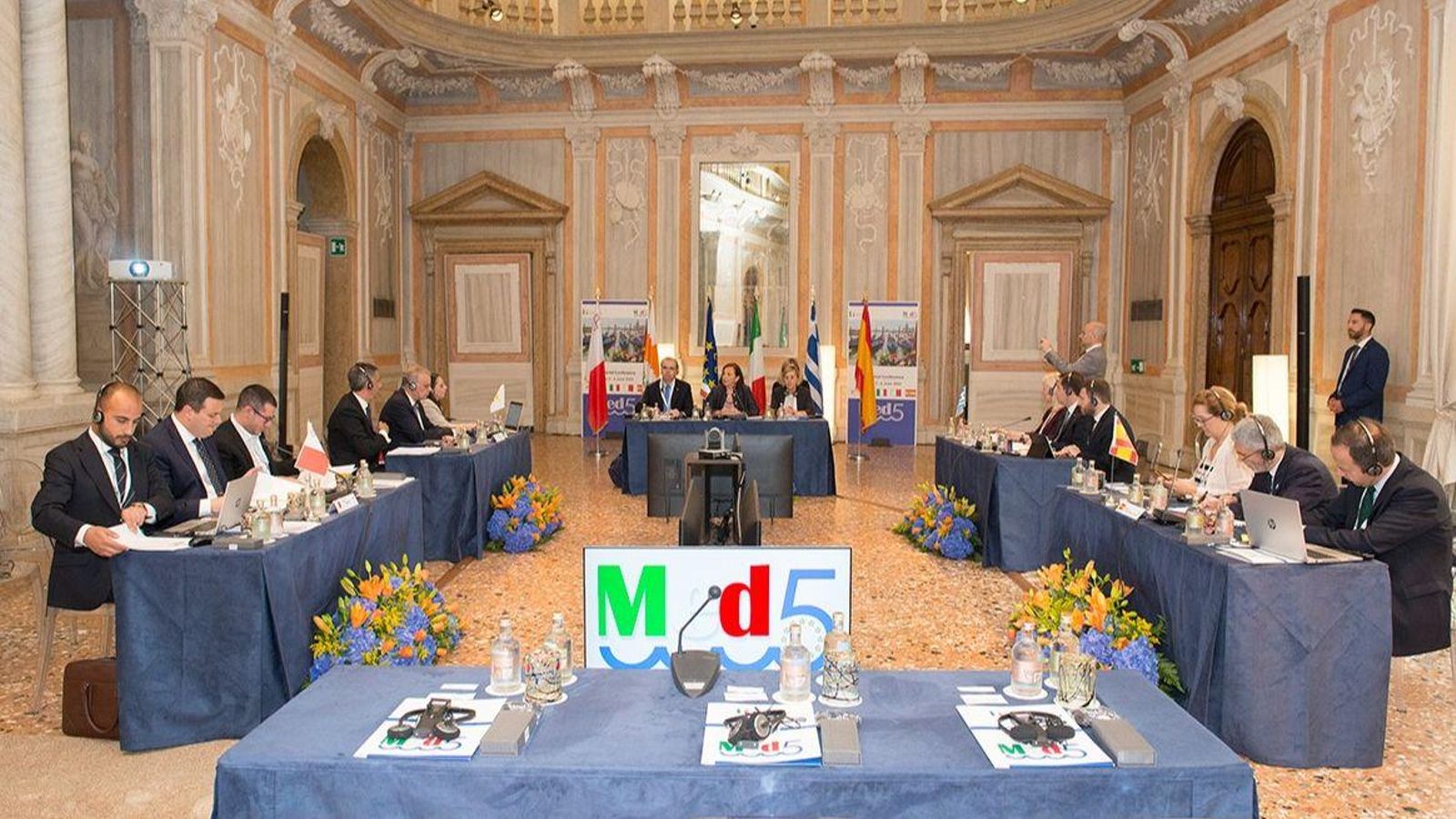 Imatge d'una reunió de la cimera del MED5 a Venècia amb el ministre Grande-Marlaska a la dreta
