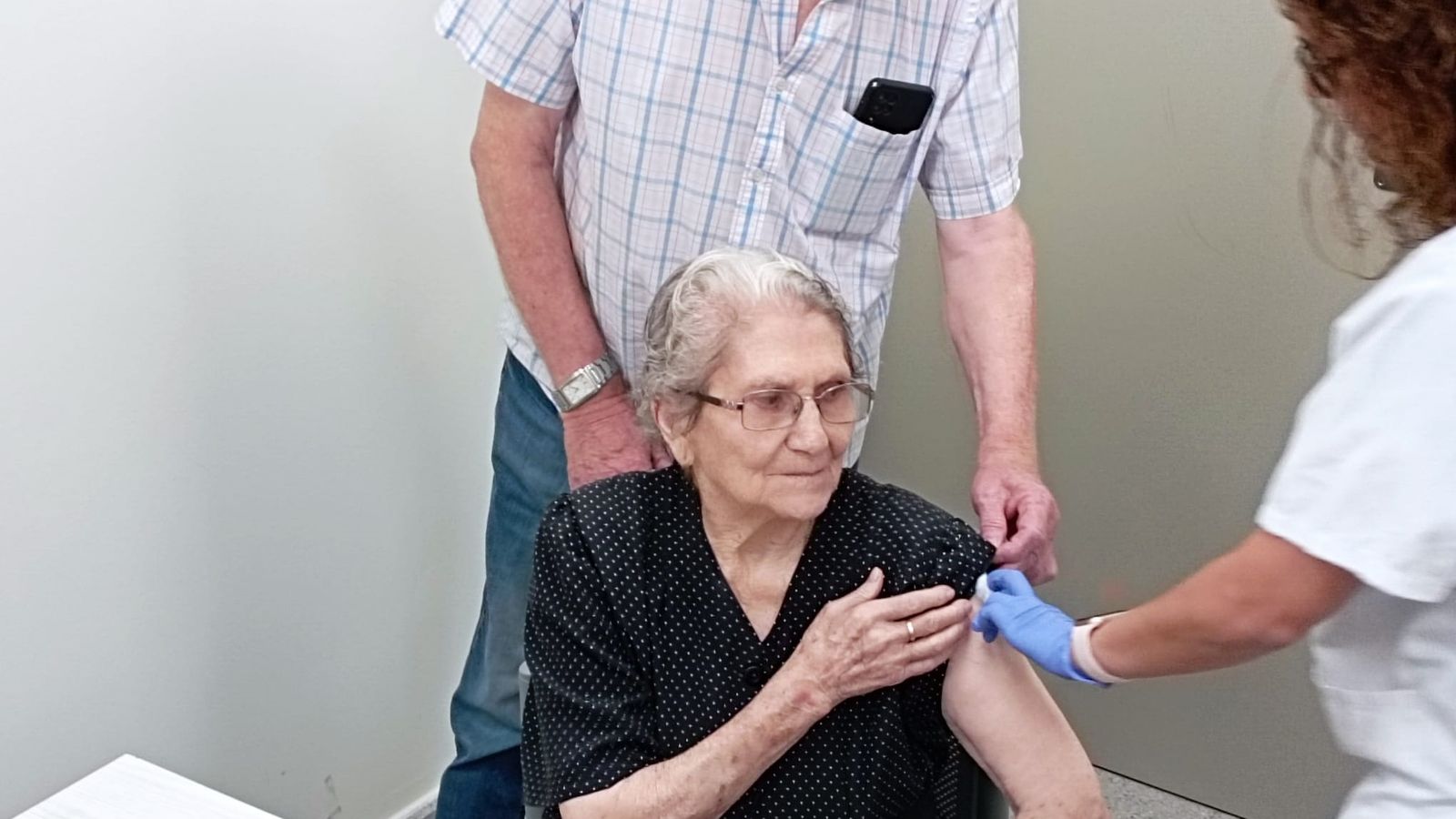 Josefa, de 96 anys, ha sigut una de les primeres valencianes a rebre hui la doble vacuna