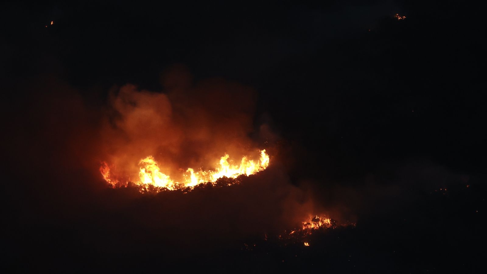 Les flames devorant la serra de Leyre, a Navarra
