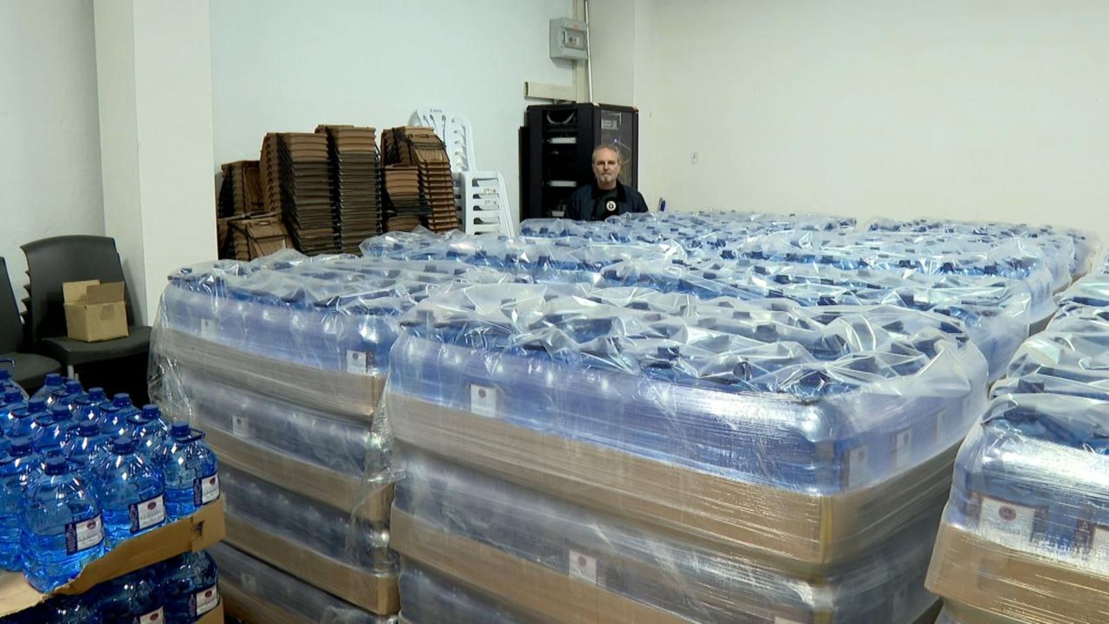 Garrafes d'aigua que es reparteixen a la població de Palma de Gandia