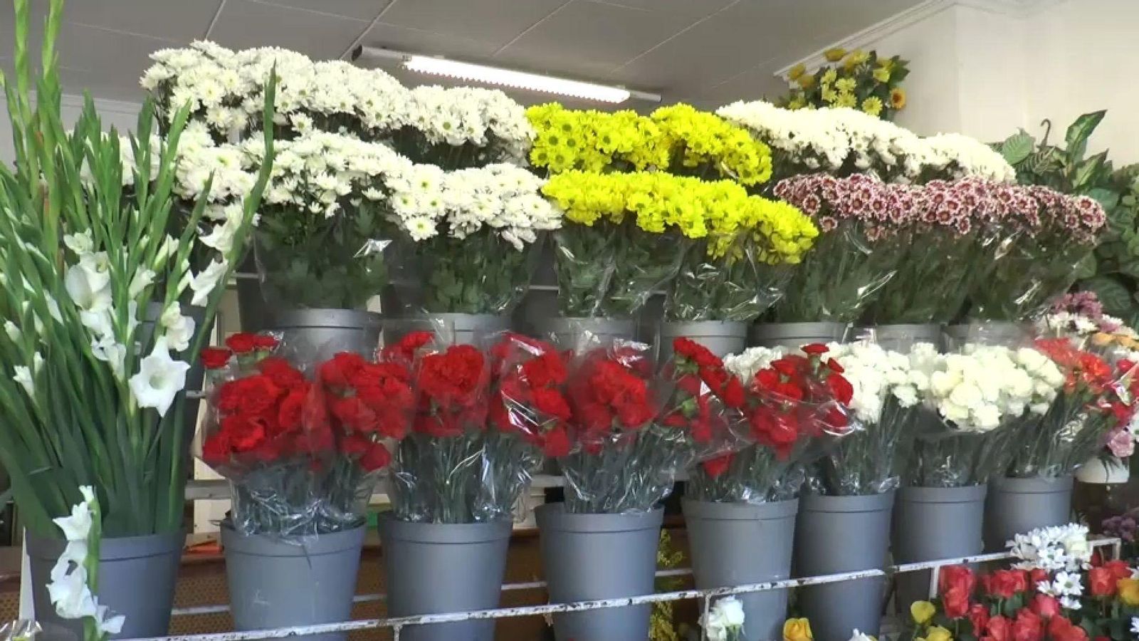 Poals de flors, enllestits per a servir les comandes amb motiu de Tots Sants, d'una floristeria situada al cementeri general d'Alacant