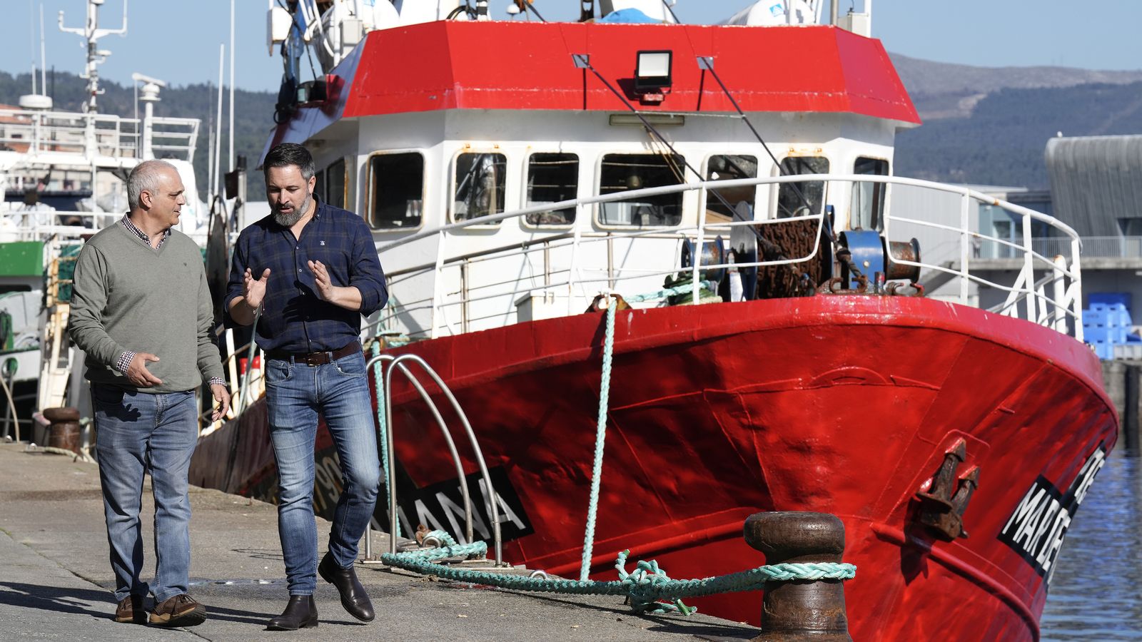 Santiago Abascal, líder de Vox, visita el port de Ribeira amb el candidat per A Corunya, Manuel Fuentes