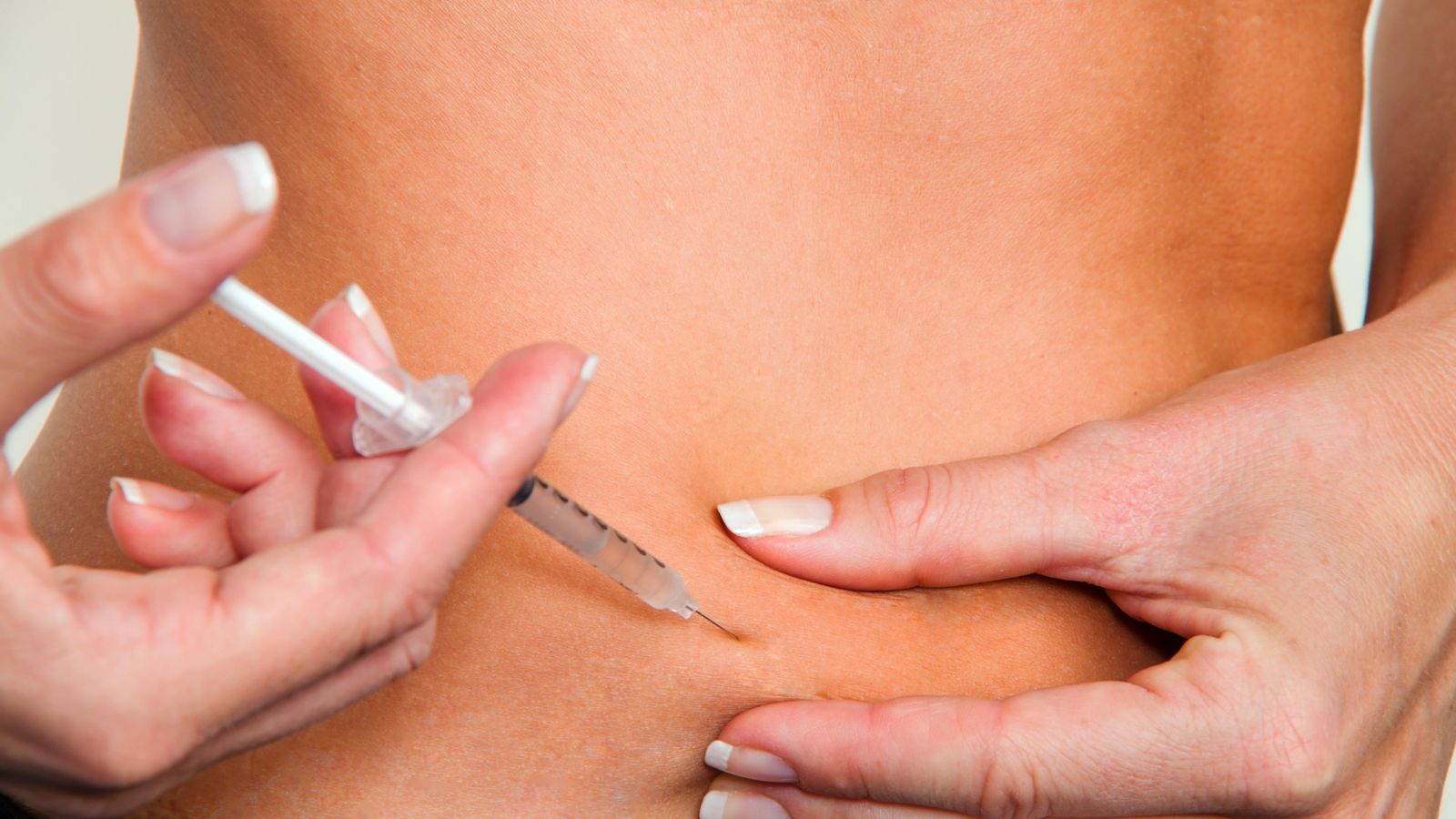 Persona diabètica injectant-se insulina