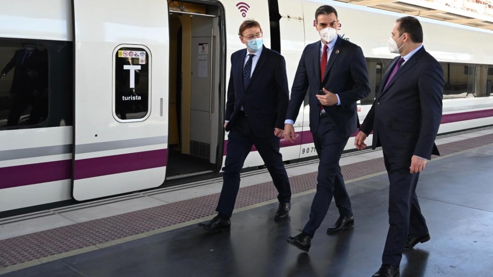 Puig, Sánchez i Ábalos han realitzat un recorregut oficial des d'Alacant