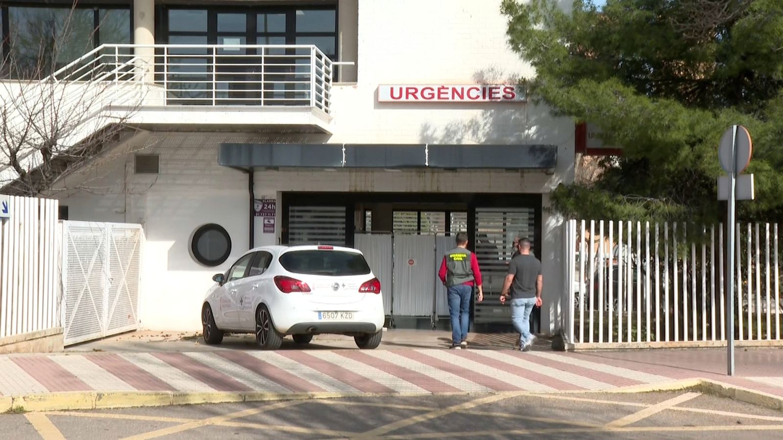 Dos guàrdies civils entren en el centre de salut de Benicàssim