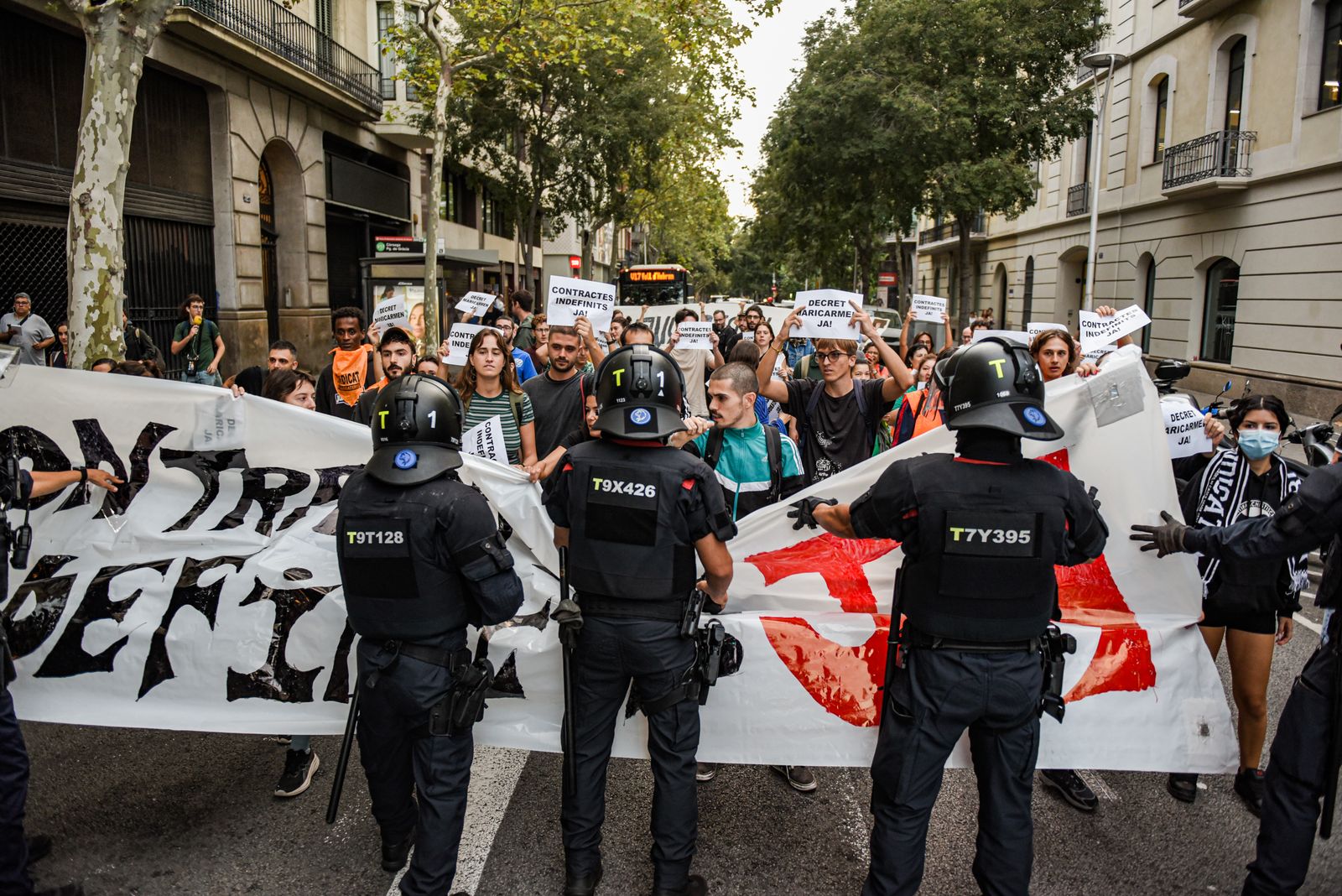 Membres del Sindicat de Llogateres tallen un carrer a Barcelona per a reclamar el 'decret Maricarmen'