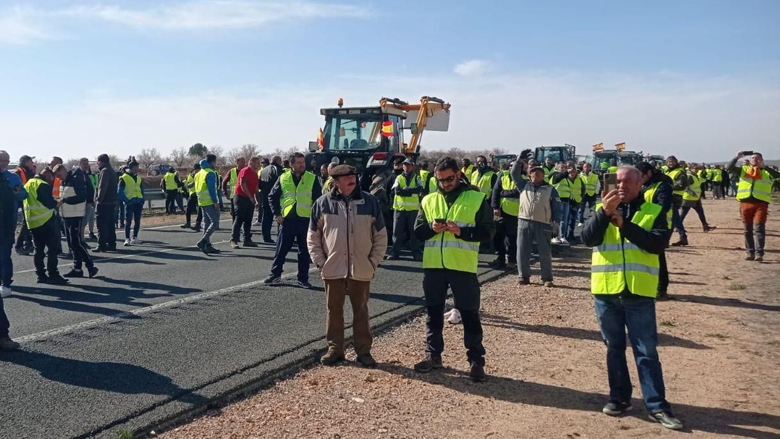 Agricultors que ocupen l'A-3, al seu pas per Utiel