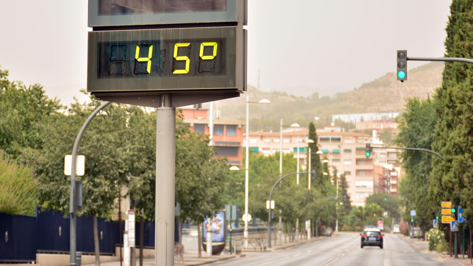 Un termòmetre a la via pública marca els 45 graus, en una imatge d'arxiu