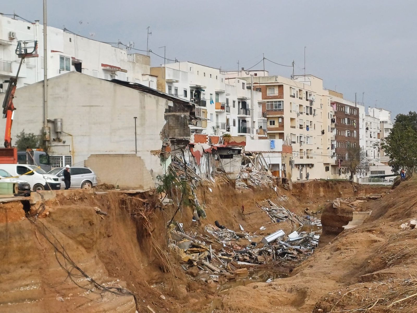 En imatge, els danys de la crescuda del barranc al centre de Xiva