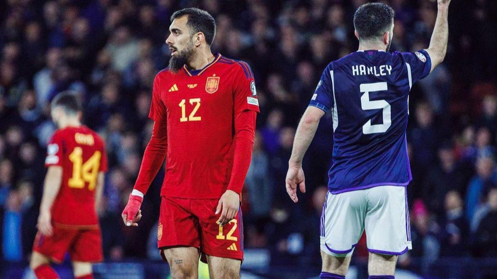 Borja Iglesias en un partit de la selecció espanyola