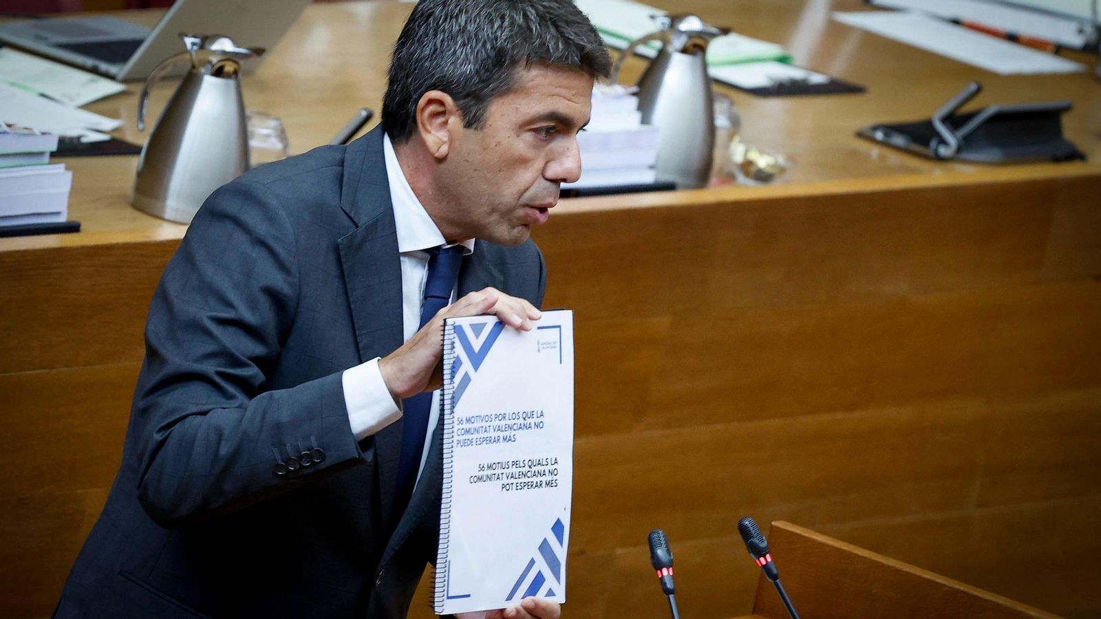 El cap del Consell subjecta el document que ja ha enviat a la Moncloa i que conté les reclamacions que vol abordar amb Sánchez