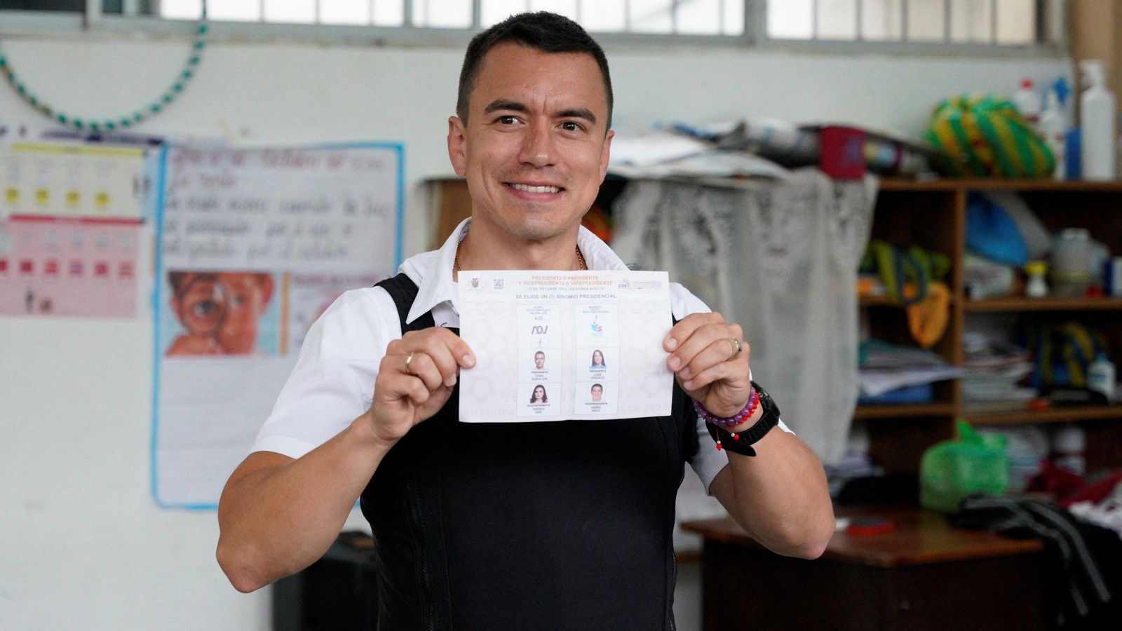 El nou president de l'Equador, Daniel Noboa, deposita el vot protegit amb un jupetí antibales