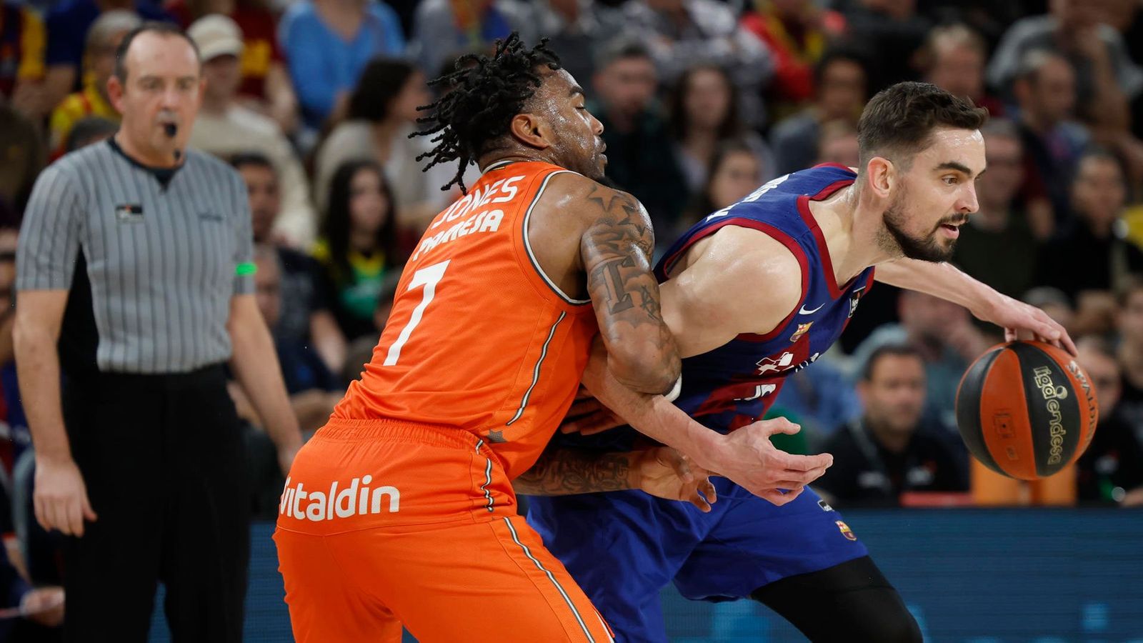 Chris Jones, en una acció del partit