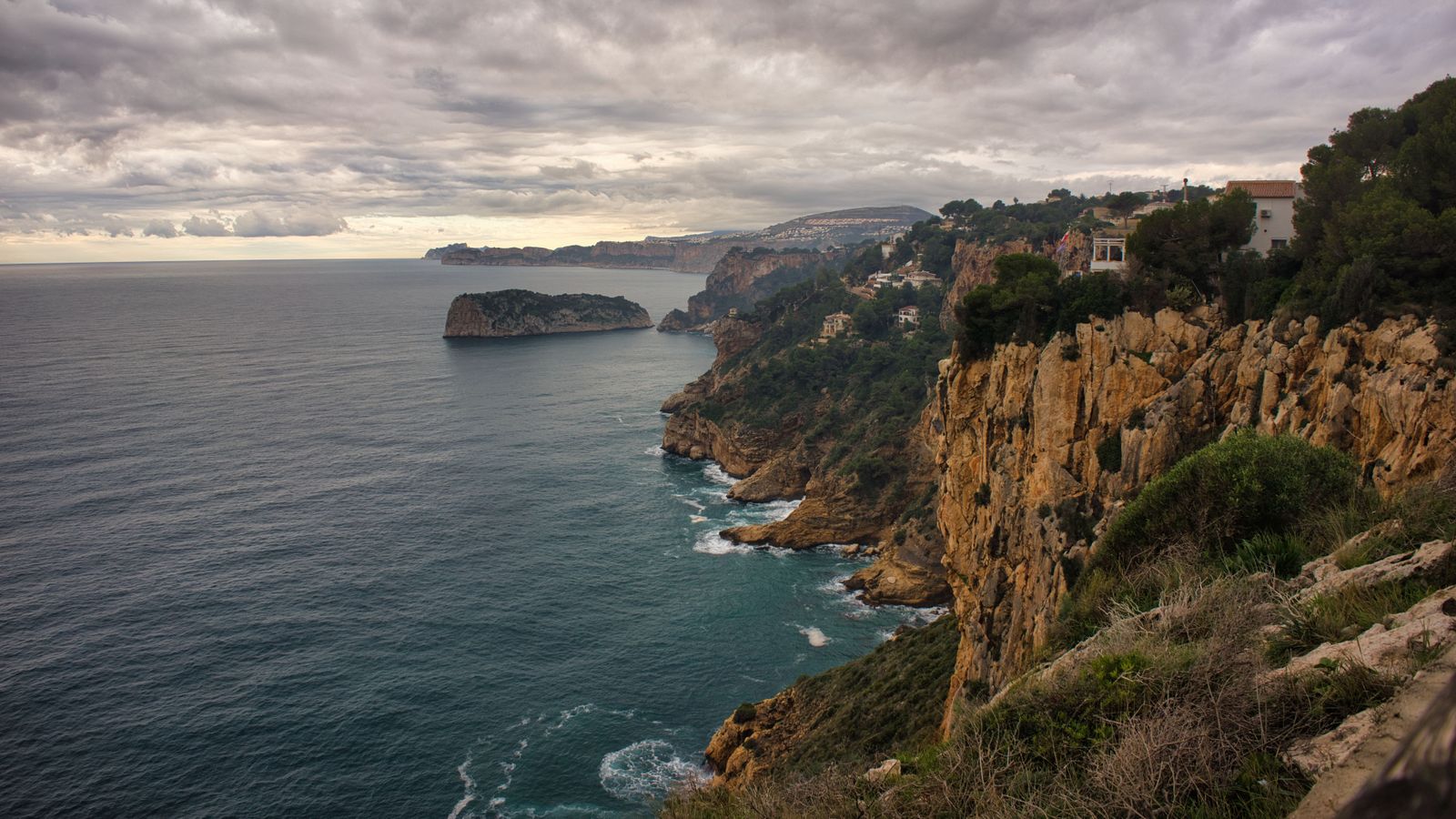 Un dels trams de penya-segats que concentra la costa del Poble Nou de Benitatxell, on va caure este dijous un home