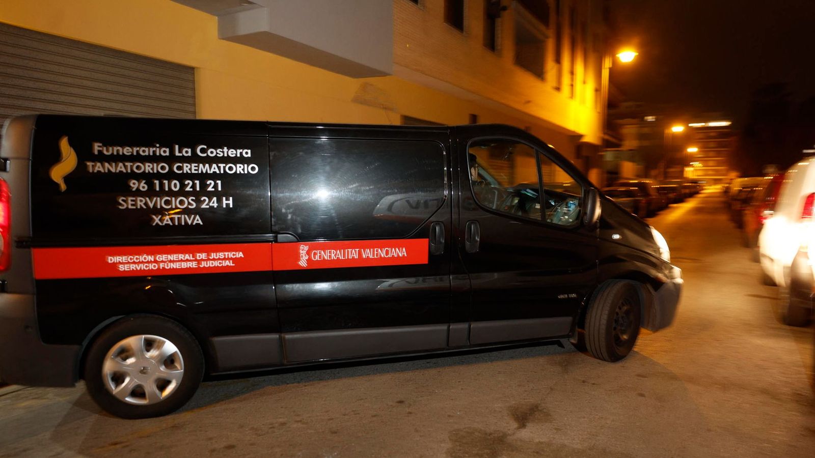 El cotxe fúnebre amb les restes d'Antonio Tejero a Alzira (Ribera Alta)