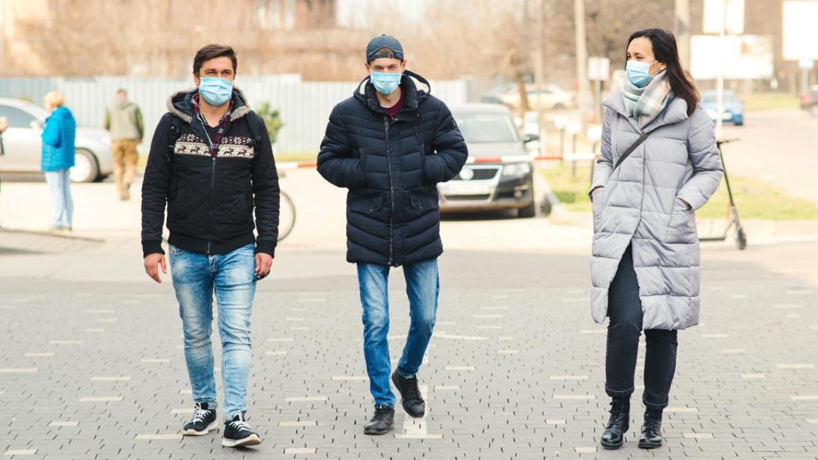 Imatge de portada: Tres amics amb mascaretes quirúrgiques al carrer en una imatge d'arxiu