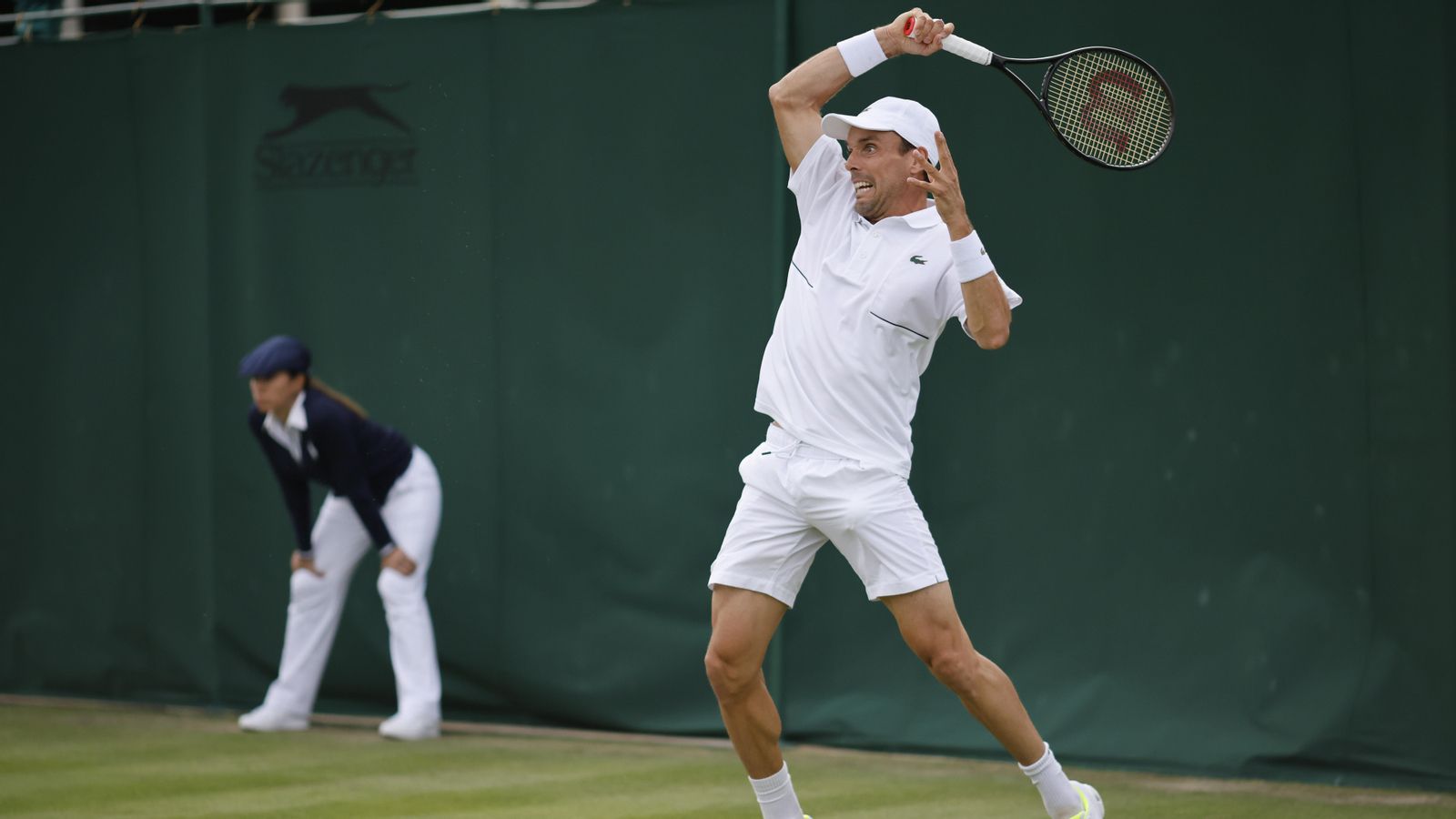 Bautista colpeja una pilota en el partit de la primera ronda