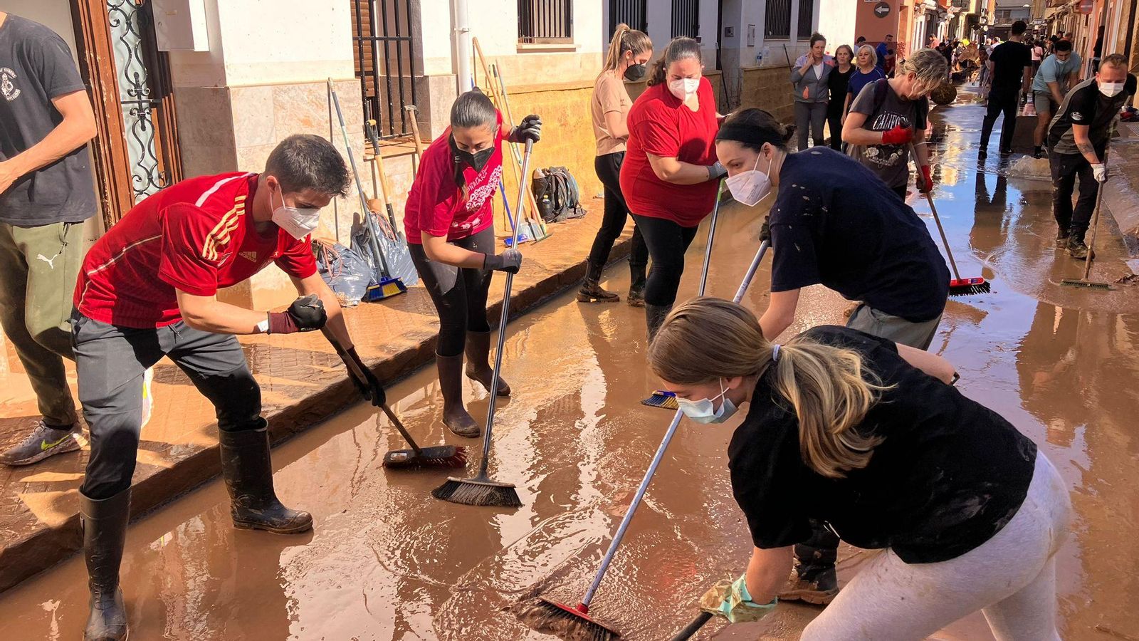 Un grup de persones treballa en les tasques de neteja a Alaquàs