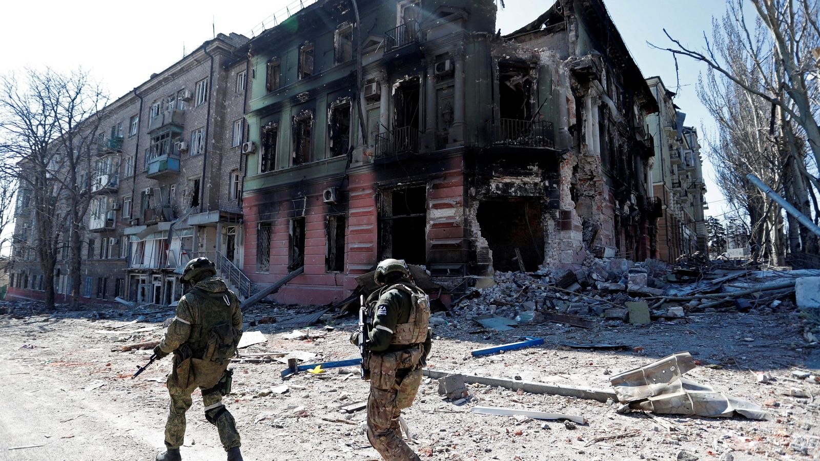 Dos soldats russos patrullen per Mariúpol Dos soldats russos patrullen per Mariúpol