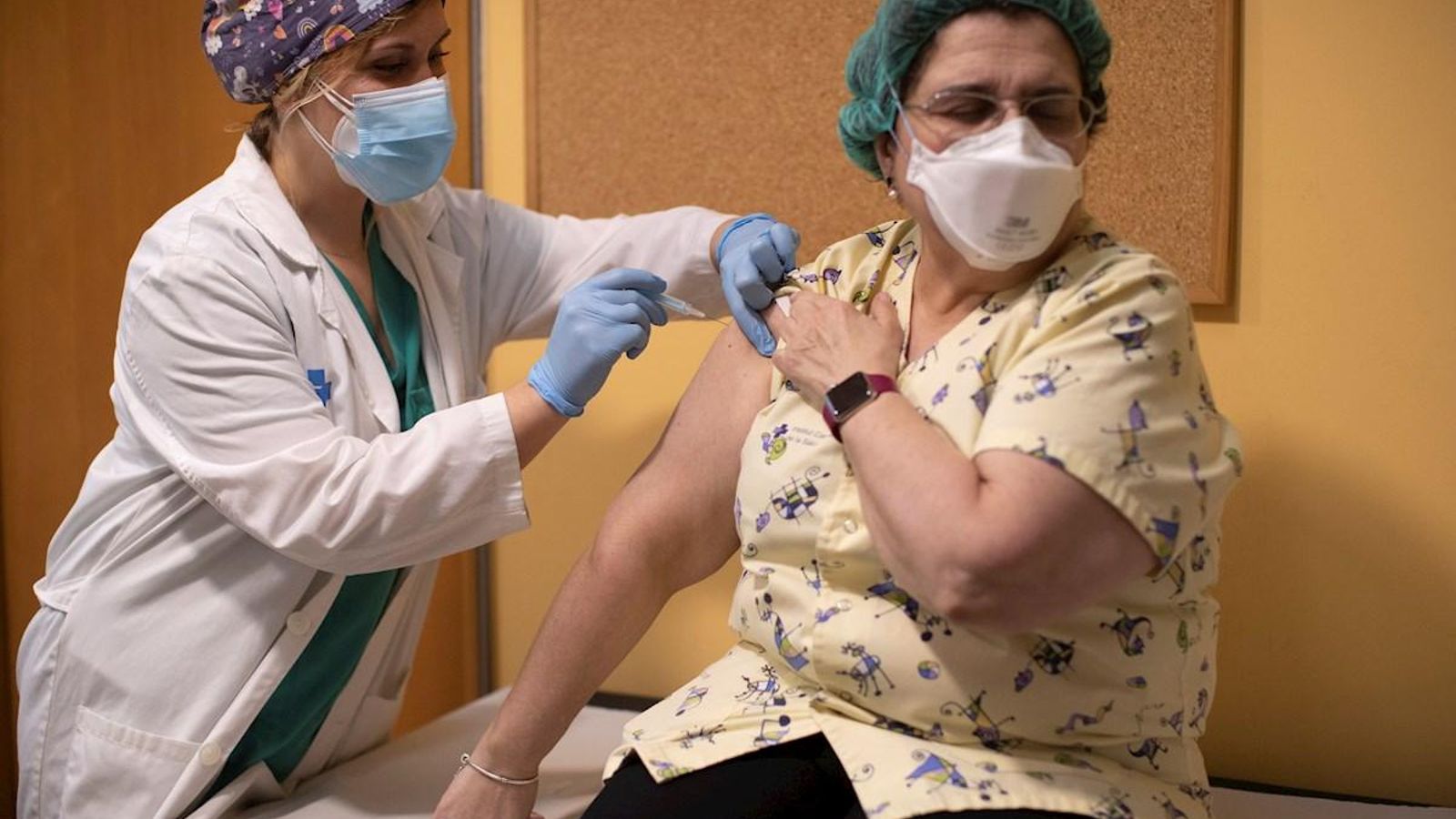 Una sanitària rep una de les vacunes contra la Covid-19