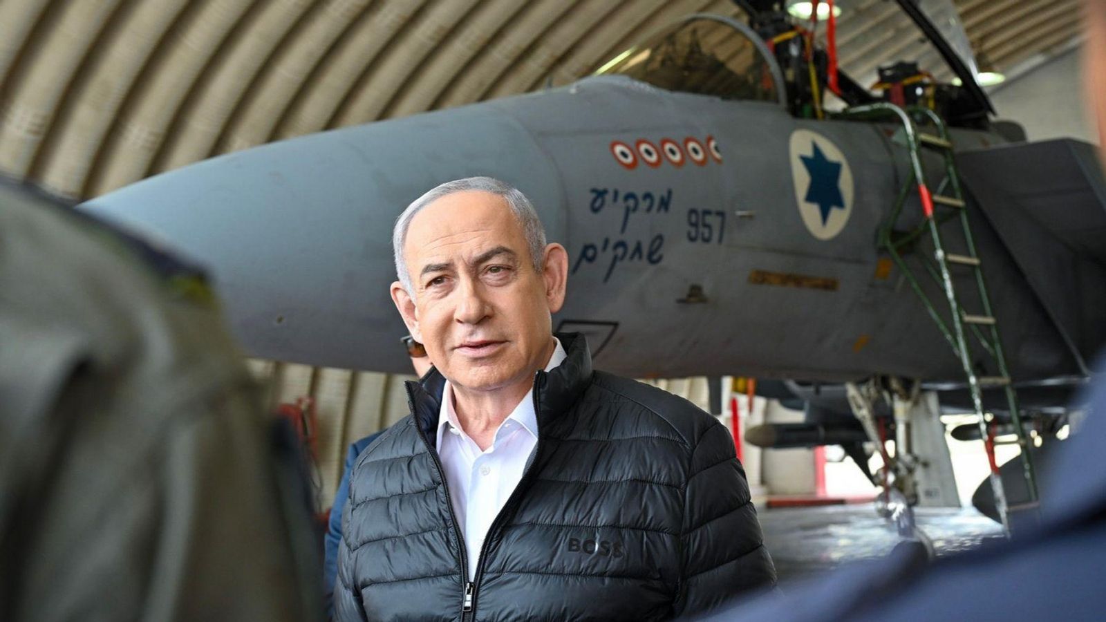 El primer ministre israelià Benjamin Netanyahu, en una visita a una base aèria després de l'atac de l'Iran