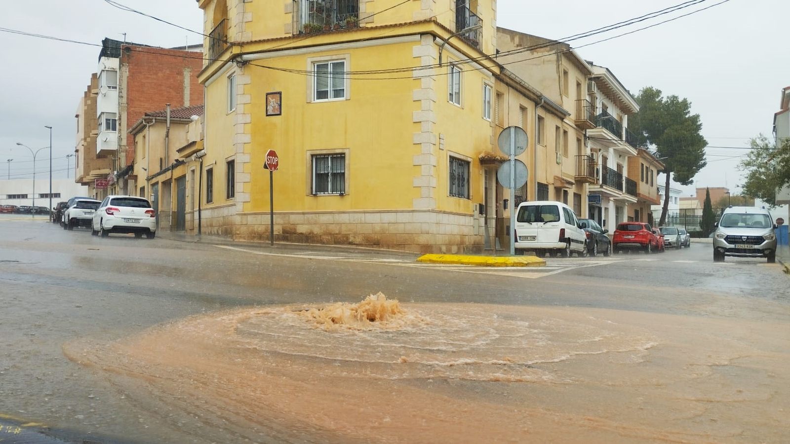 Portada - Una claveguera en un carrer negat al Villar, este dimarts