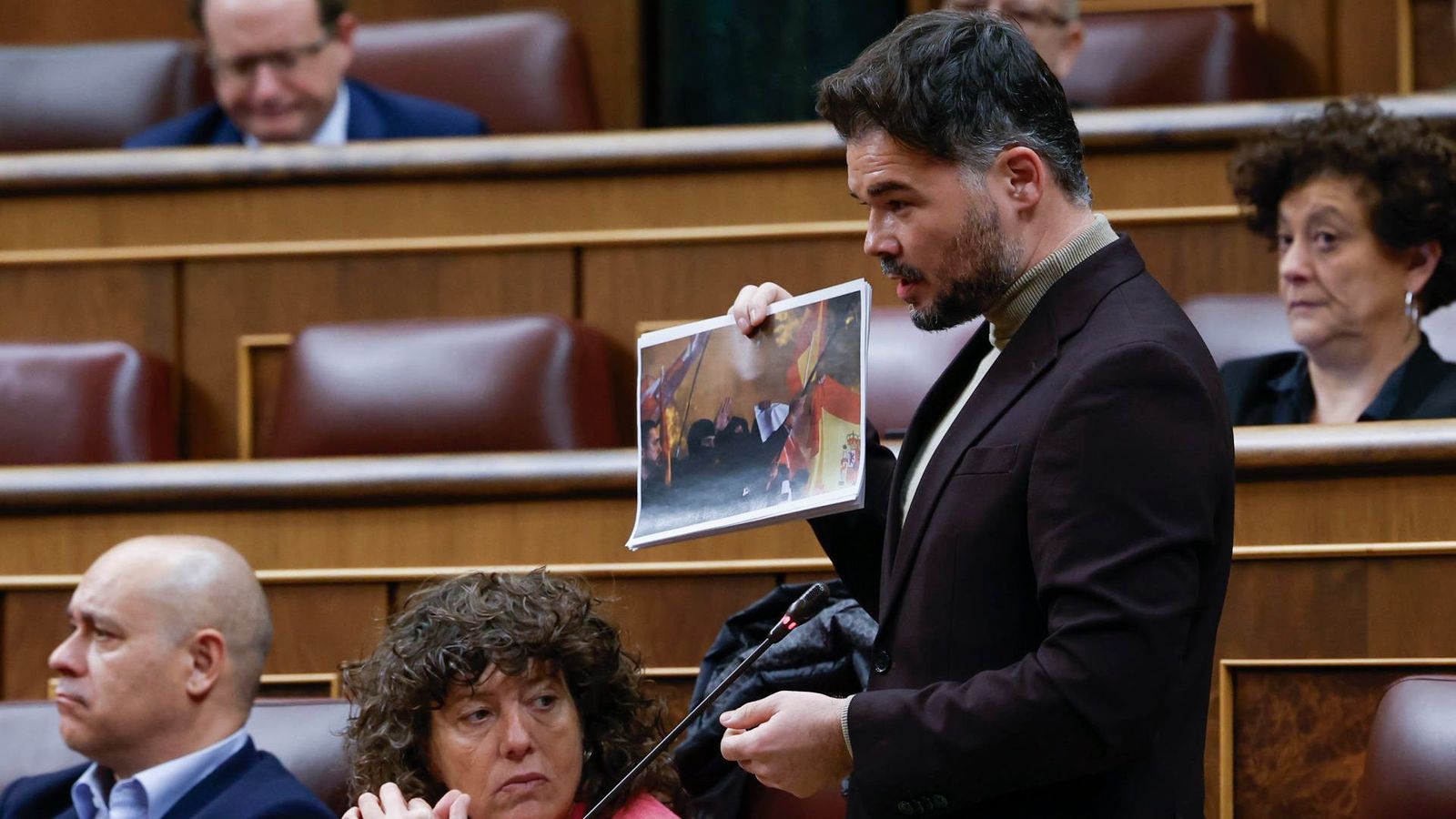 Javier Rufián mostra una fotografia de les protestes davant la seu del Psoe
