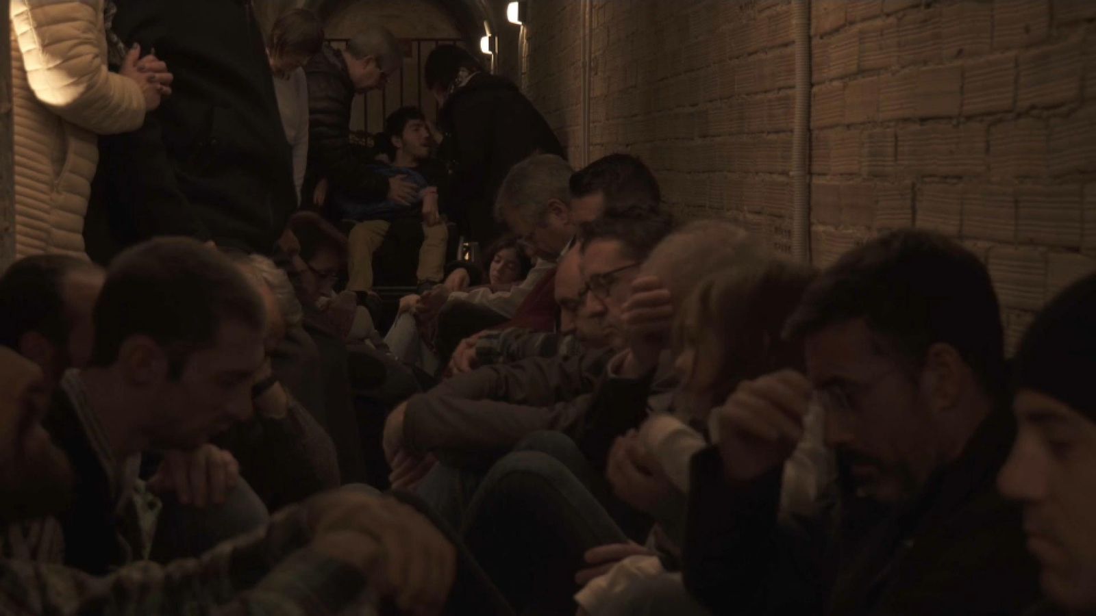 Una de les escenes del videoclip de 'Tretze roses', protagonitzada pel veïnat de Cocentaina en el refugi antiaeri